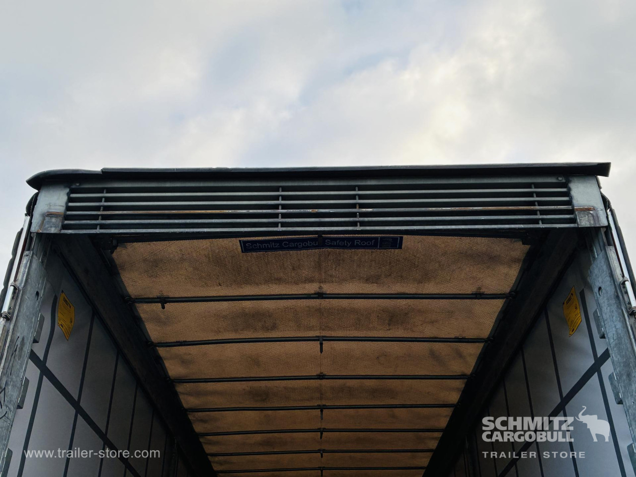 Schmitz Cargobull Curtainsider Mega Getränke 