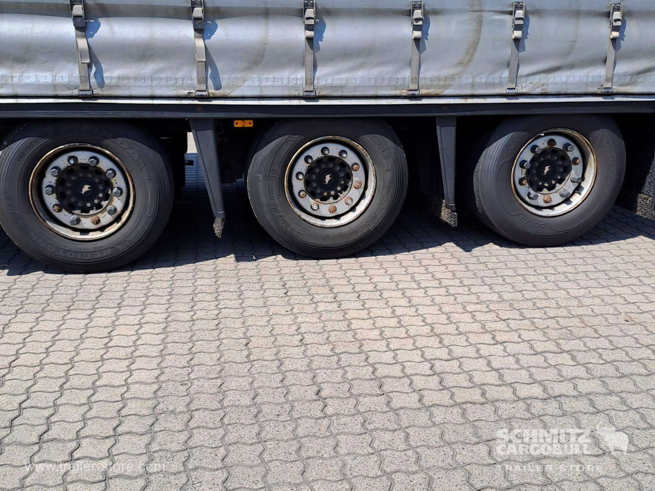 Schmitz Cargobull Curtainsider Mega Getränke 