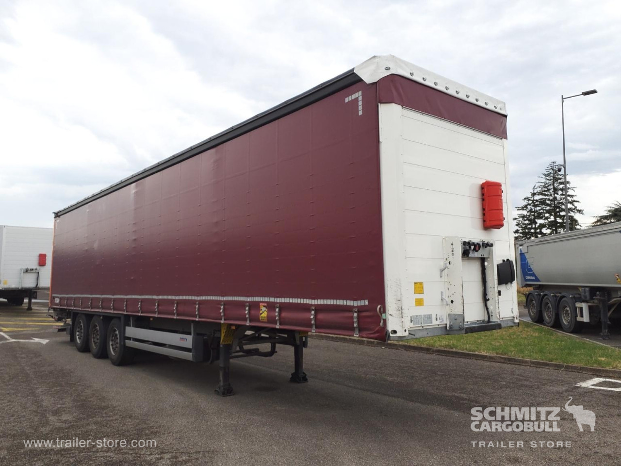 Schmitz Cargobull Semitrailer Curtainsider Standard Hayon 