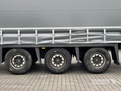 Schmitz Cargobull Curtainsider Mega Getränke 